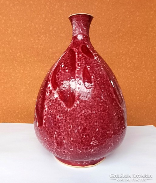 Abbot's vase is red and white