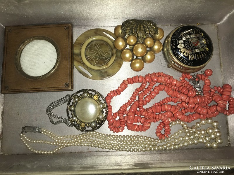 Small old treasures 7 picture holders in total, fur clip, medicine holder, badge....