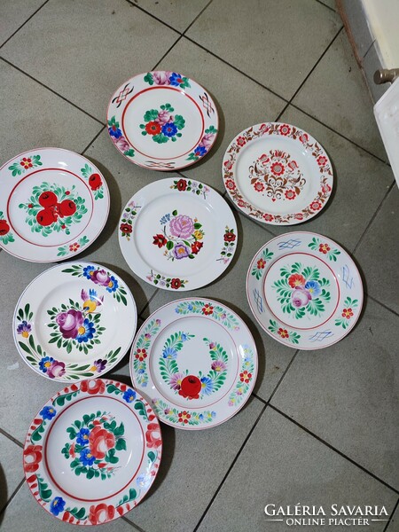 Porcelain plates, including those marked Alföldi and Hólloháza