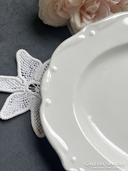 A fine white serving plate with a small zigzag edge for cakes and pies
