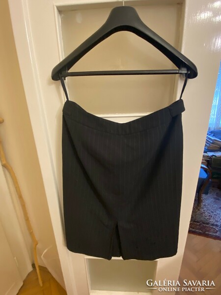 Black striped skirt. With folds at the back. Pockets at the front. In perfect condition. Size 42.