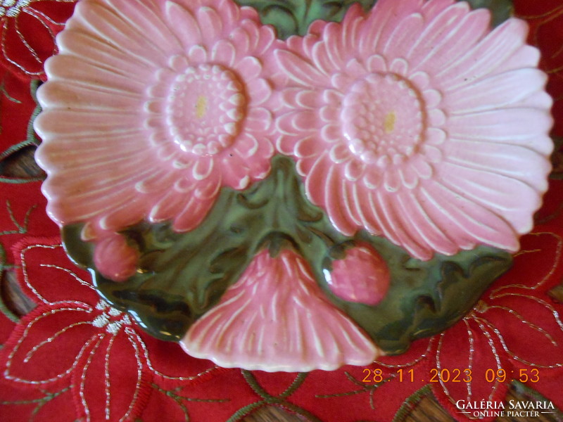 Júlia Zsolnay lotus cake plate