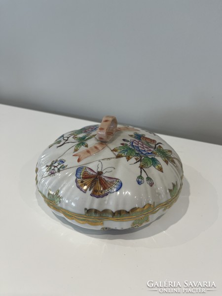 Baroque porcelain bonbonnier holder with Victorian pattern from Herend - with broken lid