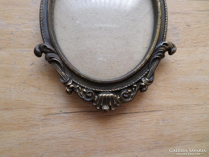 Older decorative bronze oval small picture frame 8 x 13 cm