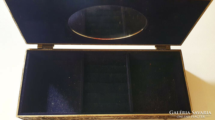 Ékszertartó doboz, kék bársony osztott belső részben gyűrű, karkötő részére hely