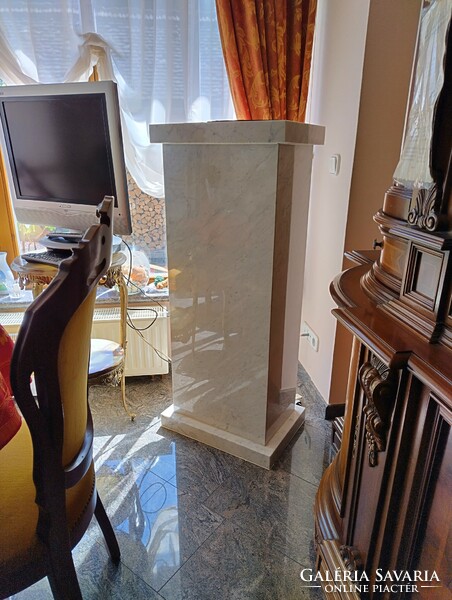 Marble pedestal (44x30x120)