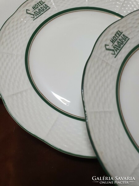 Herendi zöld csíkos tányér Savaria Hotel felirattal.