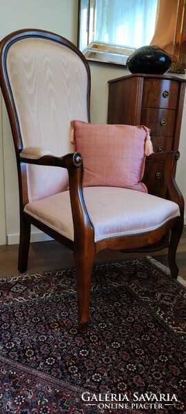 Brand new Italian armchair, reading armchair with a gift cushion