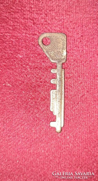 Különleges nagyméretű lakat eredeti kulcsával ,sorszámozott .Mérete: 12x14 cm.