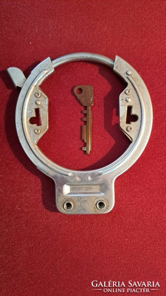 Special large padlock with original key, numbered. Size: 12x14 cm.