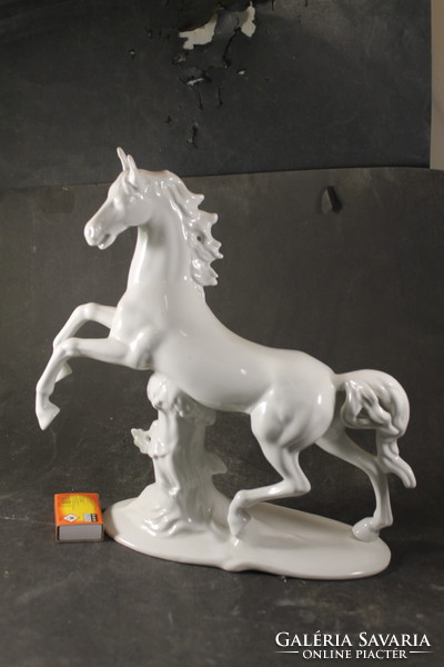 Porcelain large horse 183