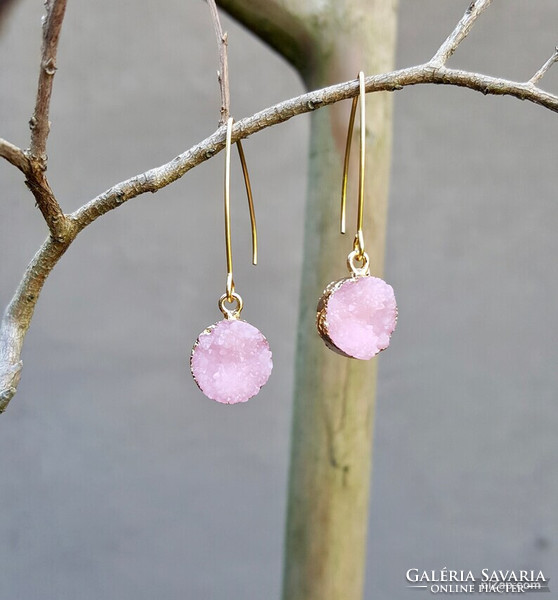 Earrings decorated with rose quartz stone