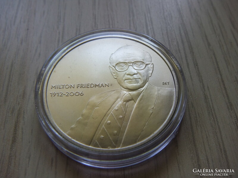 2000 Forint Milton Friedman 2022 Színesfém emlékérem Zárt bontatlan kapszulában