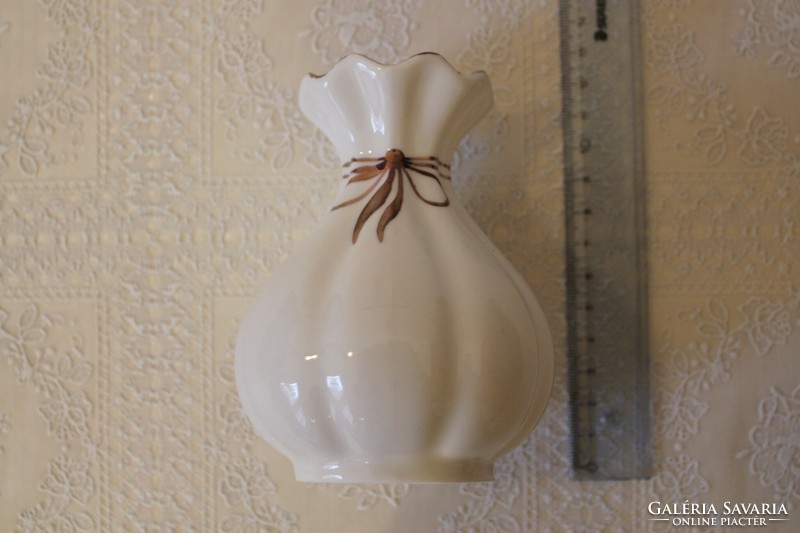 Fehér porcelán váza, aranyozott szalag dísszel