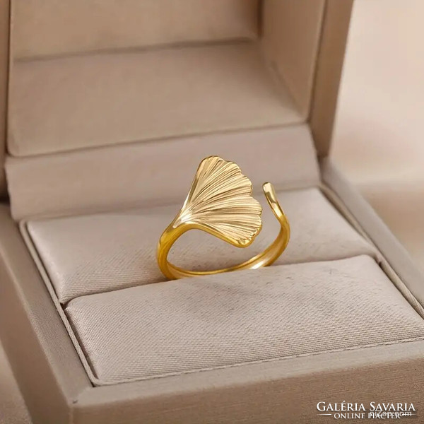 Ginkgo biloba leaf-shaped ring, made of medical steel, resistant to hard wear, adjustable.