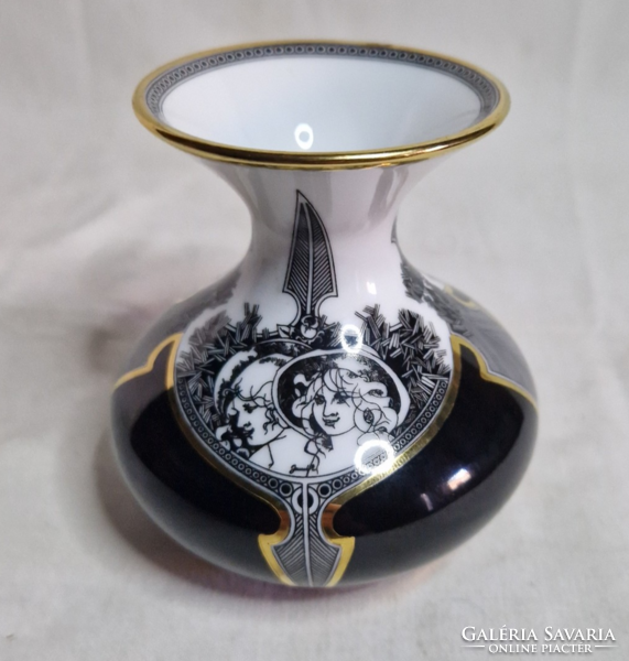 Hollóházi Jurcsák László tervezte szépen aranyozott porcelán váza hibátlan állapotban 10,5 cm.