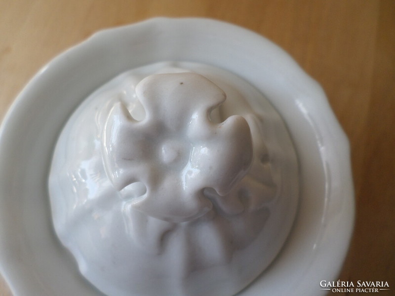 Régi-antik fehér porcelán cukortartó - tetején hiba