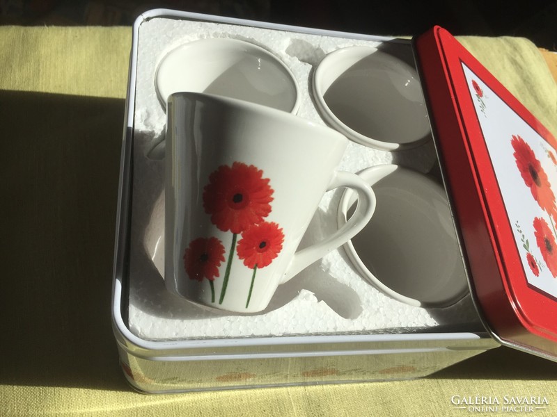 4 darabos virágmintás porcelán kávés készlet, fém díszdobozban (60)