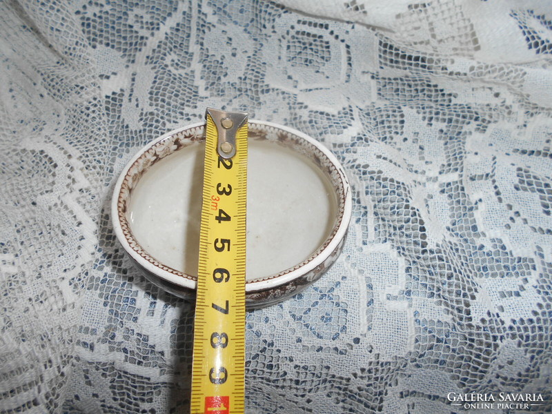 Wedgwood  porcelánfajansz asztali masszába nyomott jelzéssel
