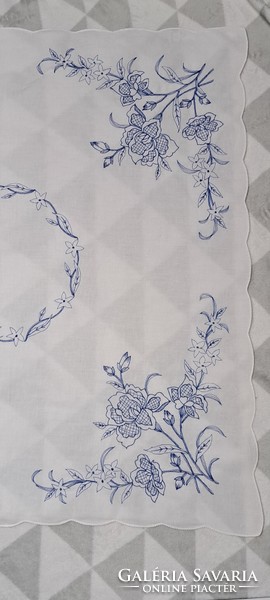 Kék virágos hímzésű terítő (M4695)