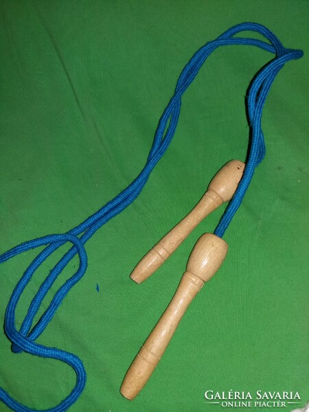 Retro skipping rope with wooden handle not only for children with a rope length of 210 cm according to the pictures