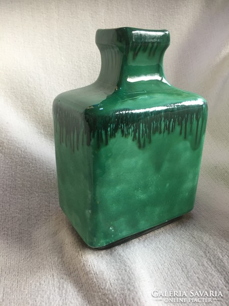 Wonderful square ceramic vase of Kerezsi pearls in green, marked, flawless (76)