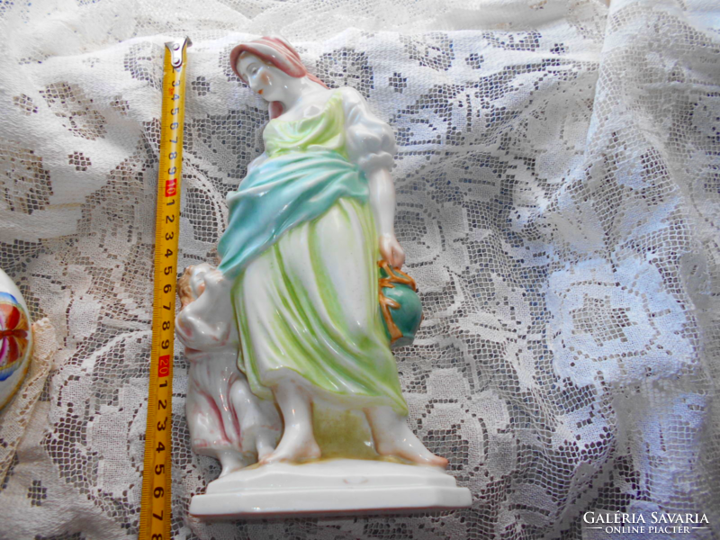 Ó Herend porcelain mother and child with coat of arms pressed into a 26-27 cm mass