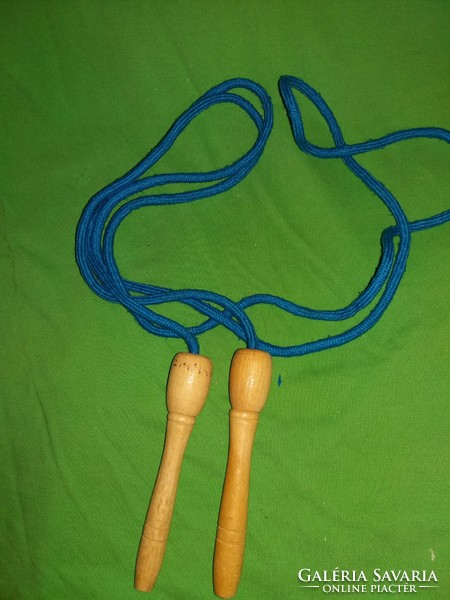 Retro skipping rope with wooden handle not only for children with a rope length of 210 cm according to the pictures