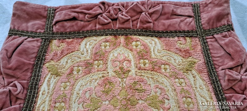 Old velvet cushion (m4683)