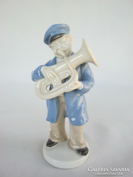 Zenész tubán játszó férfi német porcelán