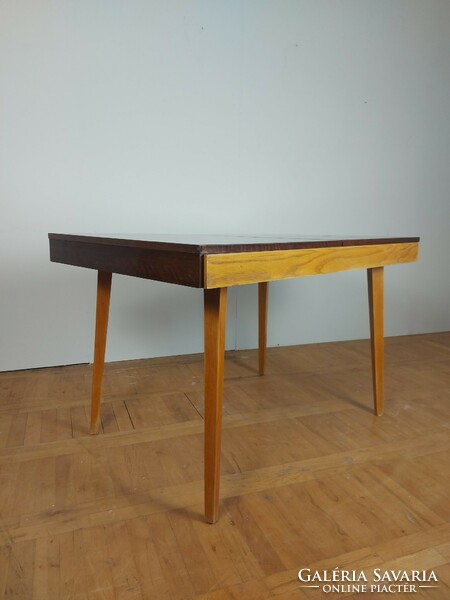 Jitona dining table with retro guest plates
