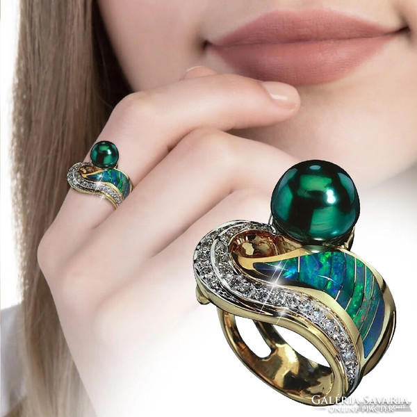 Its design is special, the color is a dreamy, beautiful peacock green, the mother-of-pearl glass with many crystals and fire enamel.