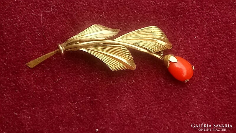 Antique Am. Brooch decorated with double leaf and flower-shaped coral stone!