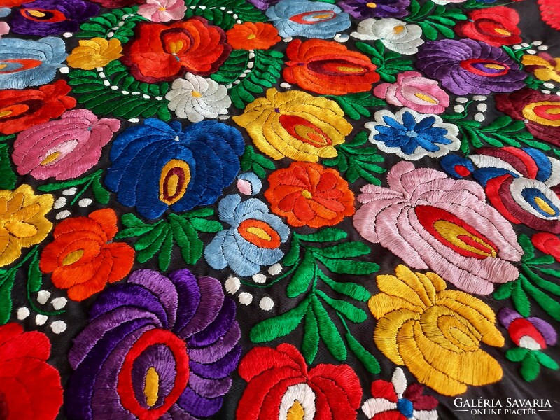 Matyó pattern tablecloth, 94 cm + fringe