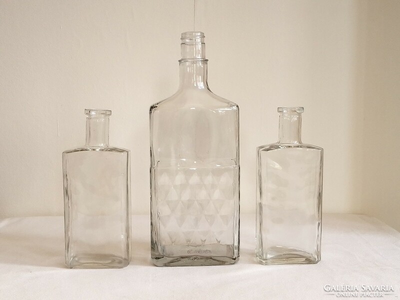 Három régi szögletes lapos italos gyógyszeres üveg palack
