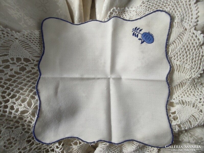 Embroidered meissen pattern textile napkin set