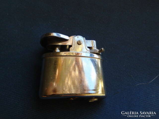 Retro antique gas flint lighter, there is no wick in the lighter, it is in better condition than its age