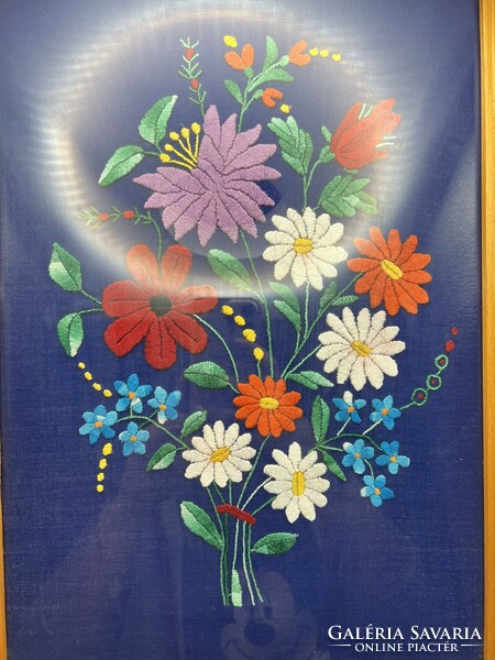 Kézi hímzett virágos kép üvegezett keretben,20 x 40 cm-es. 5074