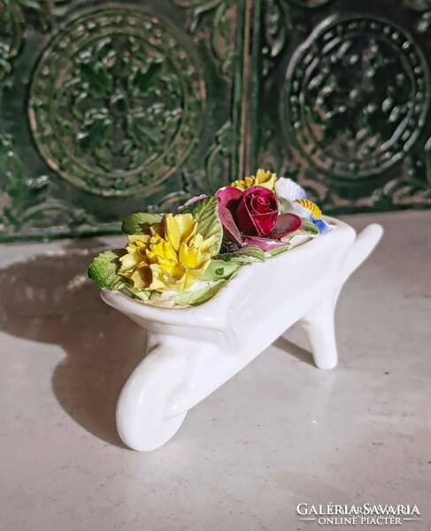 Angol porcelán talicska virágokkal csontporcelán vitrindísz