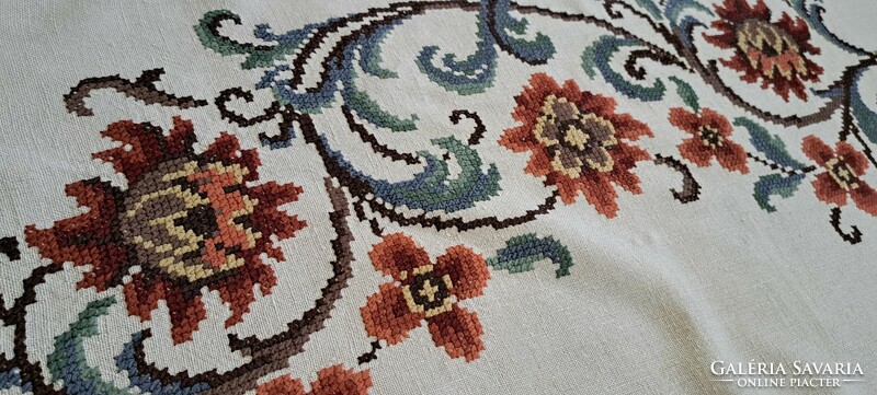 Old cross-stitch tablecloth (m4666)