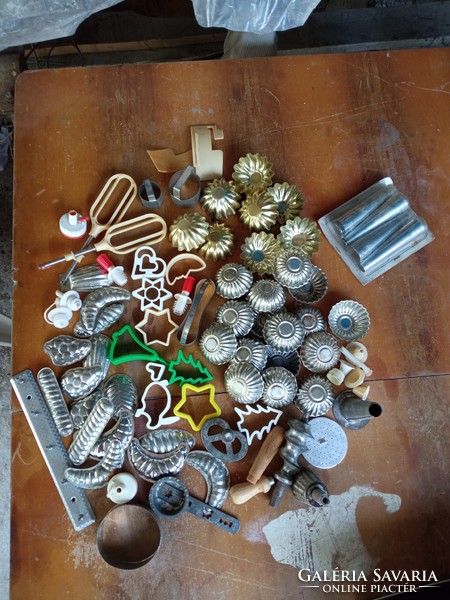 Old baking tins, confectionary items, approx. 93 kitchen tools