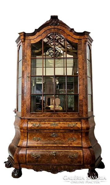 A825 beautiful neo-baroque display case