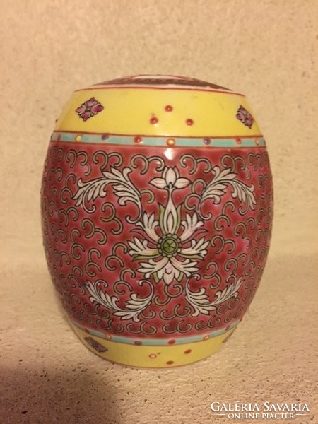 Chinese hand-painted porcelain pot with an interesting roof (42)