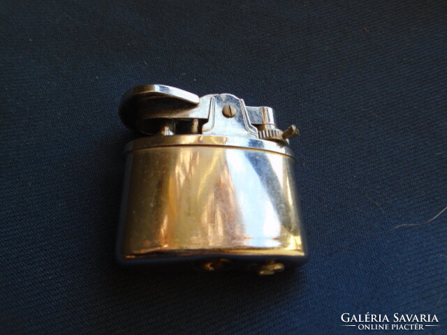 Retro antique gas flint lighter, there is no wick in the lighter, it is in better condition than its age