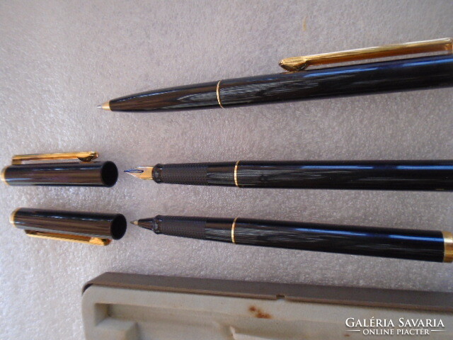 Elegáns,fekete metál fényű tollkészlet---aranyozott hegyű  patronos írótoll+golyóstolak