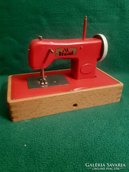 Toy sewing machine
