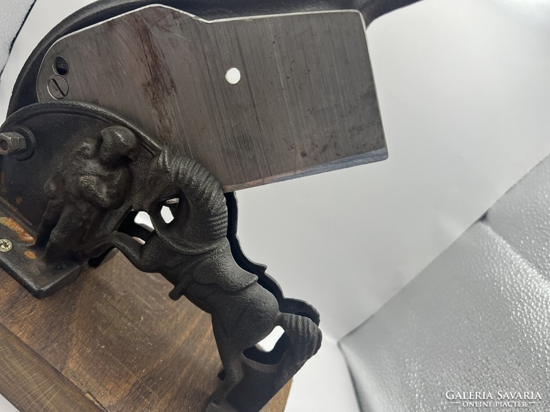 Bronze tobacco cutter, xix. End of the century, 38 x 14 cm. 5079