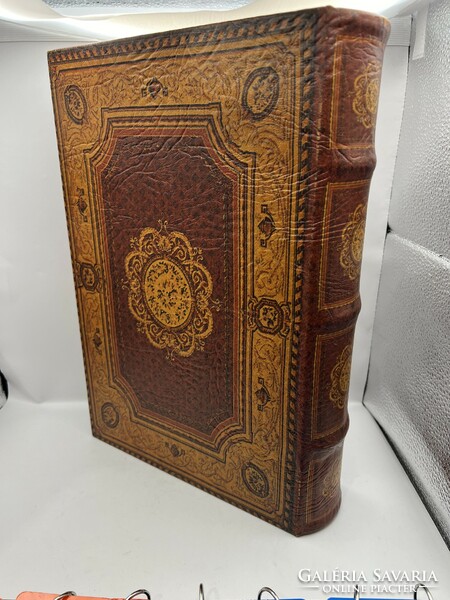 Book-shaped leather-bound box, 23 x 33 x 7 cm. Old, 5076