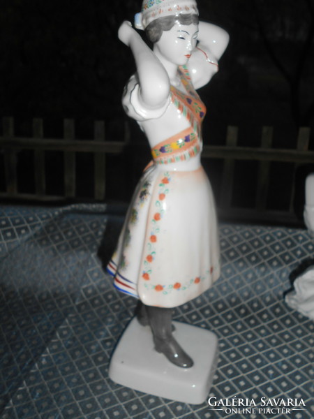 Hollóházi nagy méretű kézzel festett   porcelán menyecske népviseletben  30 cm