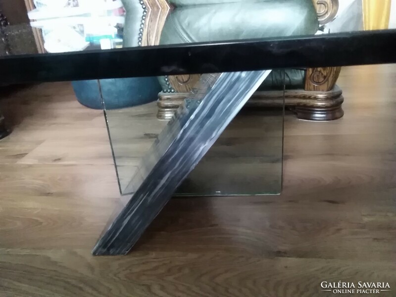 A 90cm*90cm thick tempered glass plate lying on a real marble plinth